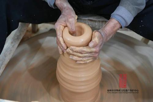 釉水,陶瓷手工制作过程有20多道工序,主要包括:原料加工,矿工瓷土开采